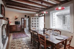 comedor con mesa de madera y sillas en La Belonnerie - Grande maison pour 13, en Varrains