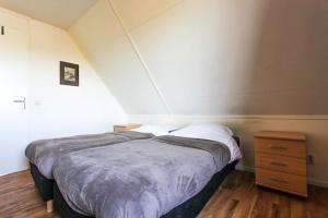 Giường trong phòng chung tại Klein Giethoorn -Vakantiehuis 11