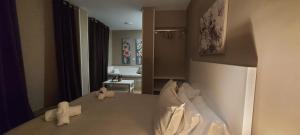 - une chambre avec un lit avec deux animaux rembourrés dans l'établissement Palacete de la Almudayna, à Madrid