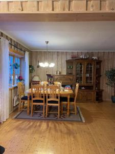 uma sala de jantar com uma mesa de madeira e cadeiras em Fritidsbolig i Flå sentrum em Fla