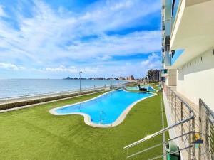 Bazén v ubytování LMHA12, Marazul, Modern 2 bedroom 2 bathroom apartment with sea views in La Manga nebo v jeho okolí