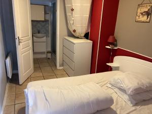 a small room with a bed and a bathroom at Le Mont Dore Résidence Cottage rez de chausse in Le Mont-Dore