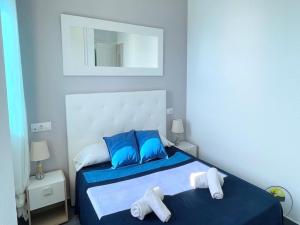 Postel nebo postele na pokoji v ubytování LMHA12, Marazul, Modern 2 bedroom 2 bathroom apartment with sea views in La Manga + 38 fotografií