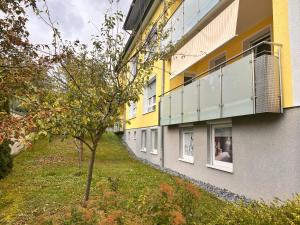 um edifício de apartamentos com uma pequena árvore ao lado em db-rooms-b em Kassel