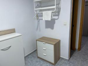 波多黎多德薩貢托的住宿－艾爾巴赫芬酒店，客房设有白色冰箱和木桌。