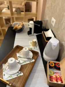 特拉尼的住宿－Buongiorno & Benvenuti，一张桌子,上面有盘子和杯子