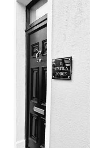 znak na drzwiach stacji w obiekcie Station Lodge w mieście Sligo