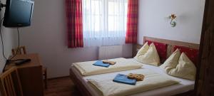 a bedroom with two beds with towels on them at Appartementhaus Eisbauer in Sankt Johann im Pongau