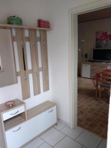 um quarto com uma parede com cabides de madeira em NEU! See-Ferienwohnung 2 em Großmöhlau