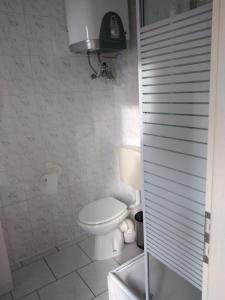 uma casa de banho branca com um WC e um chuveiro em NEU! See-Ferienwohnung 2 em Großmöhlau
