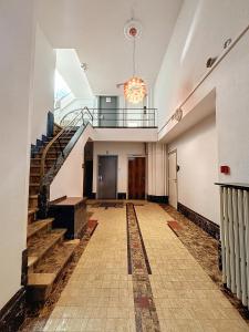 une pièce vide avec un escalier dans un bâtiment dans l'établissement NOMAD APARTMENTS - Henin, à Charleroi