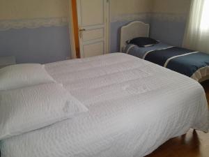 Postel nebo postele na pokoji v ubytování Le Pavillon des Abrincates