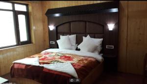 Tempat tidur dalam kamar di Hotel scenery Sonmarg 