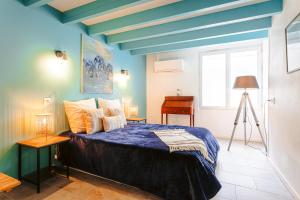 1 dormitorio con 1 cama con techo azul en chez Frederique en Saint-Trojan-les-Bains