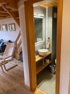 uma casa de banho com um lavatório e um espelho em Chalet Soldanella 10 guests Gstaad em Gstaad