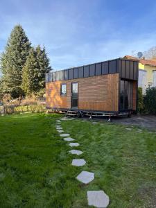 RoxheimTiny House的坐在草地顶上的一个小房子