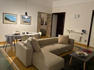 ein Wohnzimmer mit einem Sofa und einem Tisch in der Unterkunft Luxury Manfredi Apartment Salerno in Salerno