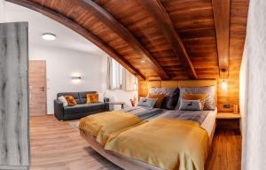 um quarto com uma cama grande e um sofá em Bergmoment Apartments em Obertraun