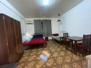 ein Wohnzimmer mit einem Sofa und einem Tisch in der Unterkunft Pihuu hotel in Calangute