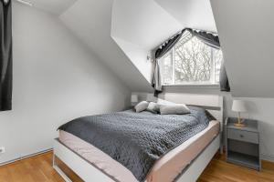 Stay Iceland apartments - U 16 في ريكيافيك: غرفة نوم بيضاء بها سرير ونافذة
