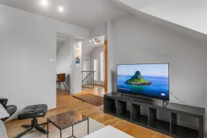 Stay Iceland apartments - U 16 في ريكيافيك: غرفة معيشة مع تلفزيون بشاشة مسطحة على جدار
