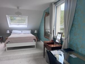 1 dormitorio con cama, espejo y ventana en Villa Omaha, en Saint-Laurent-sur-Mer 21 fotos más