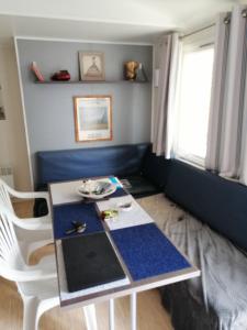 a small room with a table and a chair at 2 Mobil home chez Alain in Cadenet
