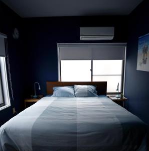 Tempat tidur dalam kamar di Ramjet Kisami Beach House Shimoda - Walk to the Beaches and BBQ!