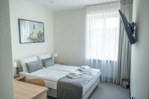 a small bedroom with a bed and a window at Dwór Skrzynki in Skrzynki