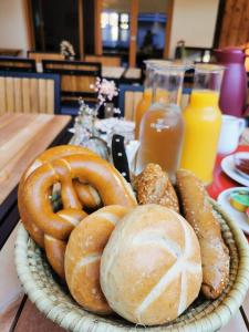 un piatto di pretzel e bagel su un tavolo di Quartier35 