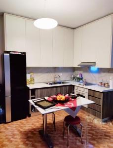 A cozinha ou cozinha compacta de ElmasApartamentDurres
