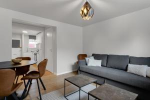 Stay Iceland apartments - U 16 في ريكيافيك: غرفة معيشة مع أريكة وطاولة