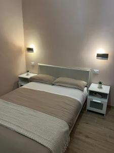 1 dormitorio con 1 cama grande y 2 mesitas de noche en Buongiorno & Benvenuti en Trani