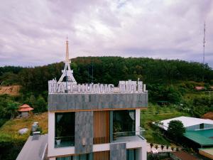 um edifício com um sinal que lê um hospital de tiroteio em KHÁCH SẠN HÀ PHƯƠNG em Tánh Linh