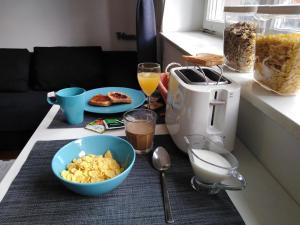 a breakfast table with a bowl of food and a blender at Center eazZynight 2 in Zagreb