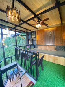 碧瑤的住宿－Holyghost Veranda Baguio Transient Guest House 42 step rooftop，卧室位于带床和吊灯的房屋内