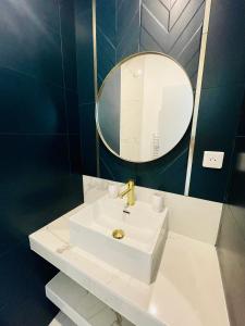 uma casa de banho com um lavatório branco e um espelho. em Maison avec vue imprenable sur la Brière em Saint-Joachim