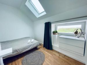 Schlafzimmer mit einem Bett und einem Fenster in der Unterkunft Maison avec vue imprenable sur la Brière in Saint-Joachim