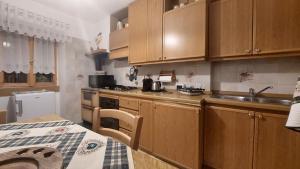 Kuchyňa alebo kuchynka v ubytovaní Le Rondini di Casa Bernardi, sole e natura sulle Dolomiti Wi-Fi PetFriendly + 37 fotografií