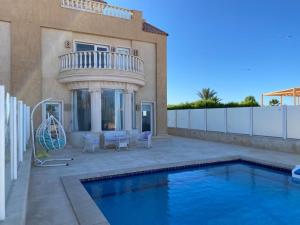 une maison avec une piscine en face d'une maison dans l'établissement Selena Bay Resort & Beach Club, à Hurghada