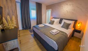 sypialnia z dużym łóżkiem z dwoma ręcznikami w obiekcie Holiday Home Noa w mieście Mostar