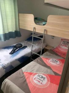 Postel nebo postele na pokoji v ubytování Mobil home