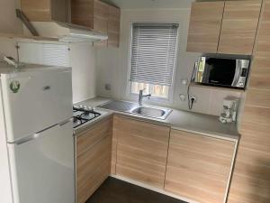 Kuchyň nebo kuchyňský kout v ubytování Mobil home