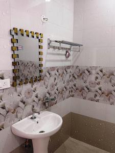 un baño con lavabo y espejo en Yuvraj Nature Resort, en Pushkar