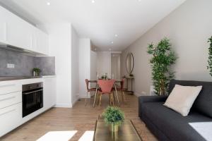 een woonkamer met een bank en een tafel bij Hypercentre -Apartment in pedestrian zone in Lille