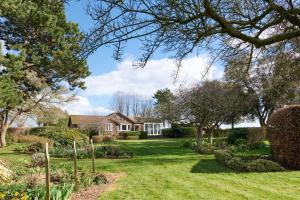 a house with a garden in front of it at Sunset Cottage in Sandwich