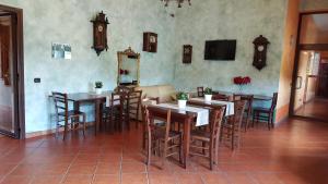 TV a/nebo společenská místnost v ubytování Hotel La Pendola