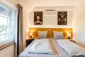 - 2 lits dans une petite chambre avec 2 lampes dans l'établissement Komfortables Doppelzimmer in Kehl Goldscheuer - 1A Guesthouse, à Kehl