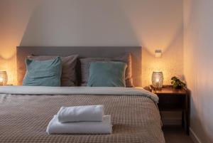 Un dormitorio con una cama grande con dos almohadas encima. en Ķīpsala apartments with free parking, en Riga 33 fotos más