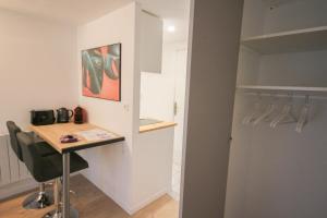 een kleine kamer met een bureau en een kast bij Lille Grand Place studio center in Lille